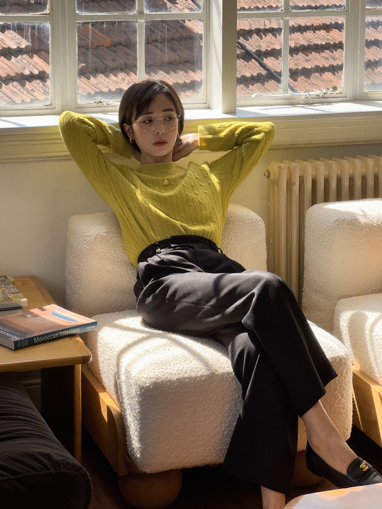 针织衫显瘦配半身裙气质优雅,职场女士针织衫搭配高腰半身裙