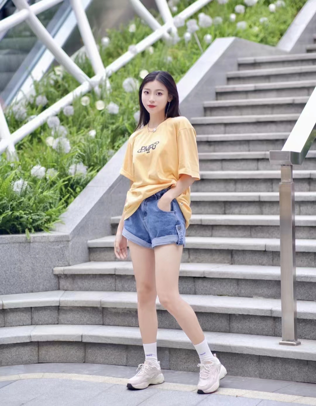 红色牛仔短裤搭配什么颜色上衣,微胖牛仔短裤搭配什么上衣