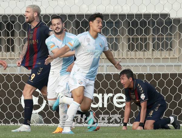 韩足晚报,亚冠韩国蔚山对上港比分