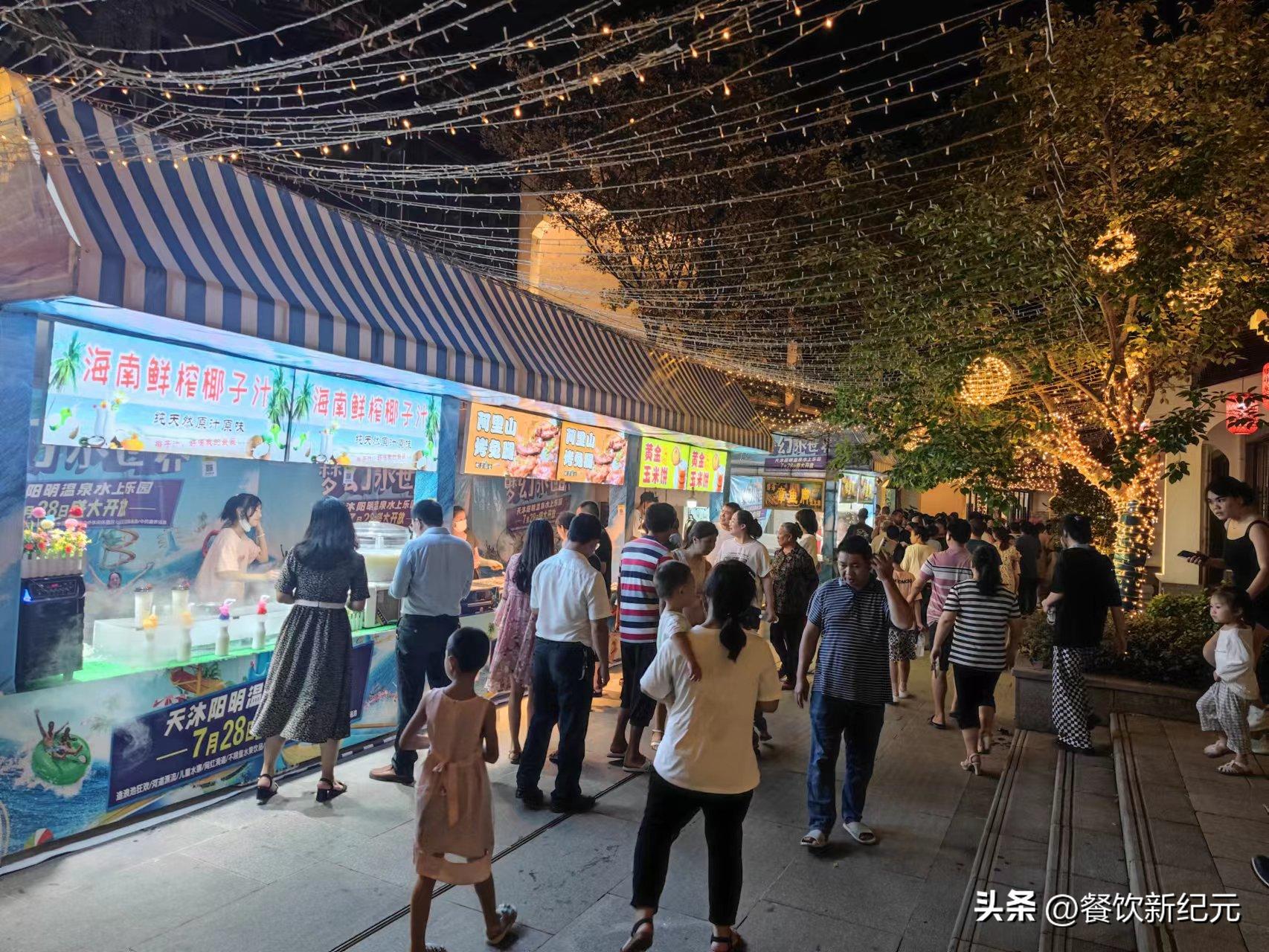 路边摊一天卖300串肉串能挣多少钱,24岁小伙通宵卖羊肉串月入4万