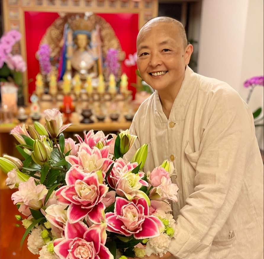 看破红尘剃度出家的10位明星,出家三十年又欠下千万巨款的女星