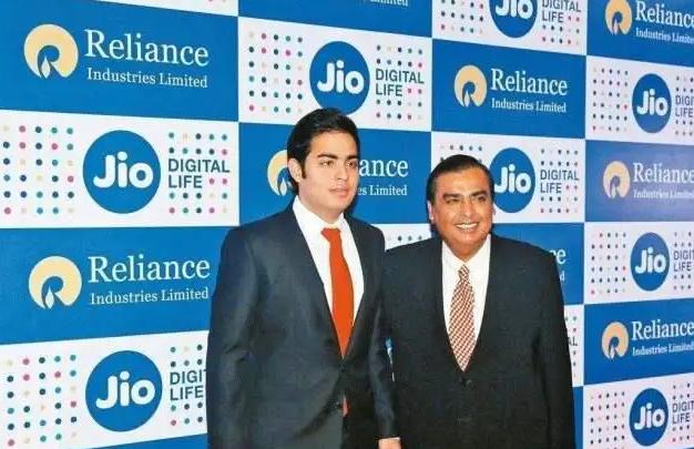 印度富豪妻子鼻环价值3亿,印度首富给妻子的手机壳