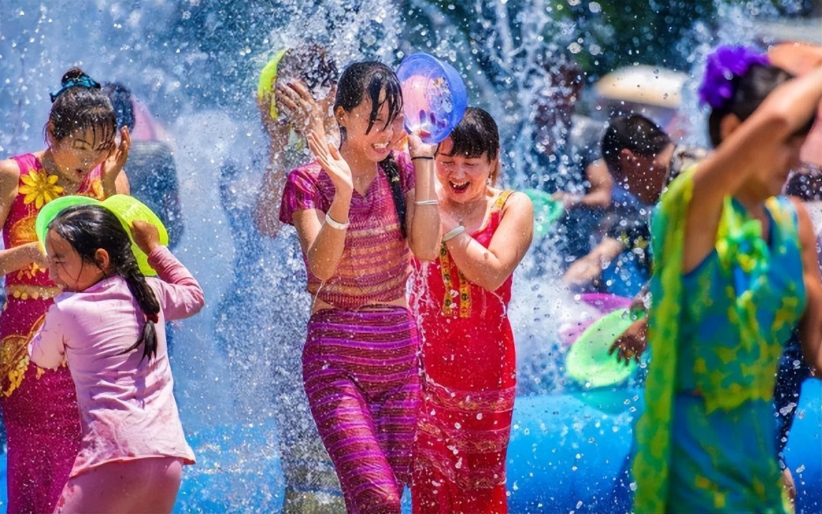 西双版纳泼水节真实事件,西双版纳泼水节女子骑车被泼