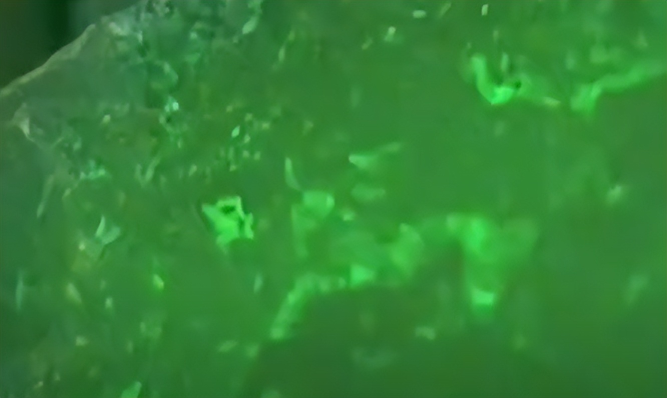 河南老汉600元买来发光水晶，深夜发出强光，专家称萤石夜明珠