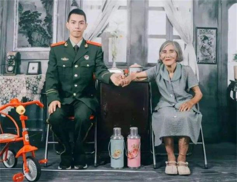 江西24岁小伙和82岁老太太婚纱照,江西25岁小伙跟老妈拍婚纱照