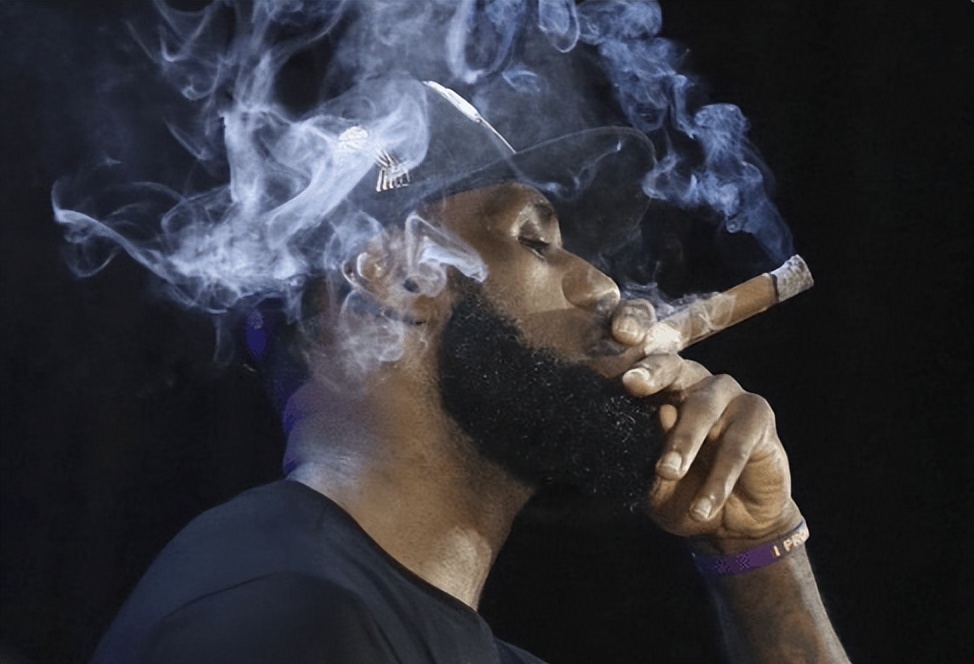 老詹扣篮惊呆布朗尼跟布莱斯,东契奇慢三步对抗上篮