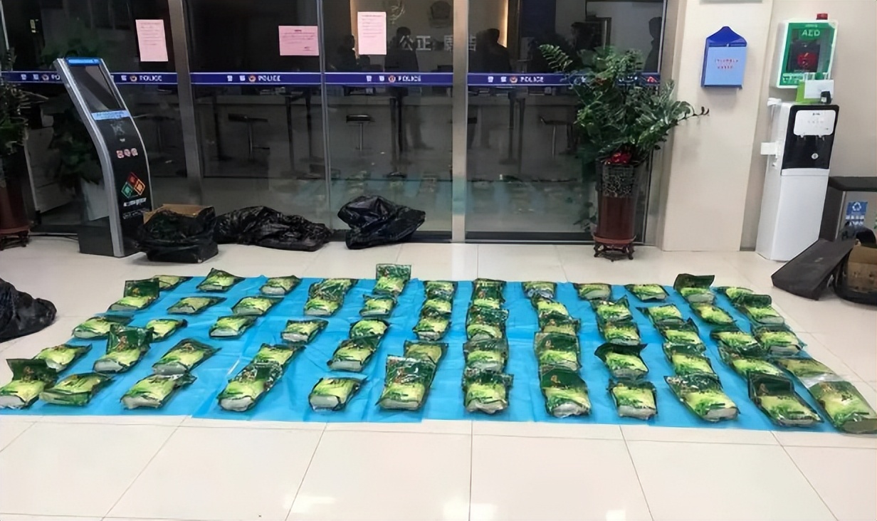 租客换灯泡报警,厦门租客换灯泡发现毒品