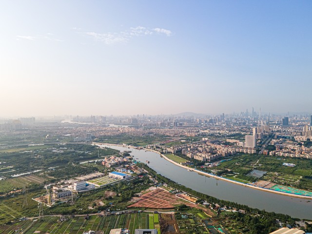 我，在广州当保安，07年在番禺区买下了2间旧房，如今价值300多万