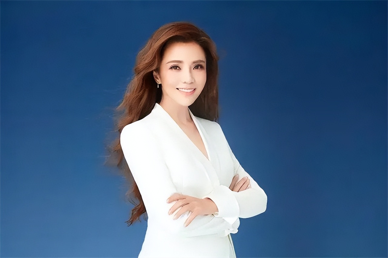 央视名嘴娶了“央广同事”，如今恩爱19年，一家三口生活幸福