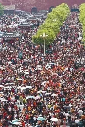 五一游客为什么爆满 (为啥五一旅游的人这么多)