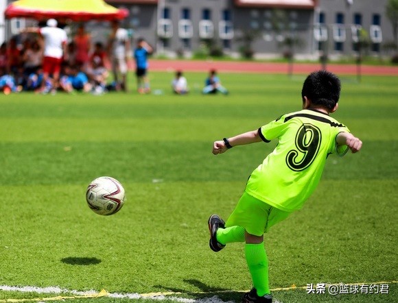 中国男足u15最近比赛,球员殴打裁判