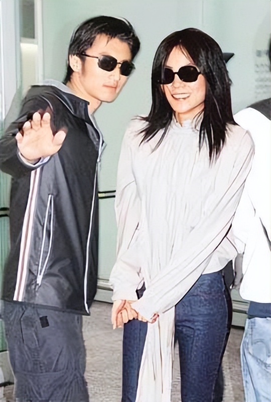 王菲谢霆锋牵手的轰动程度,王菲谢霆锋的坎坷十年经历