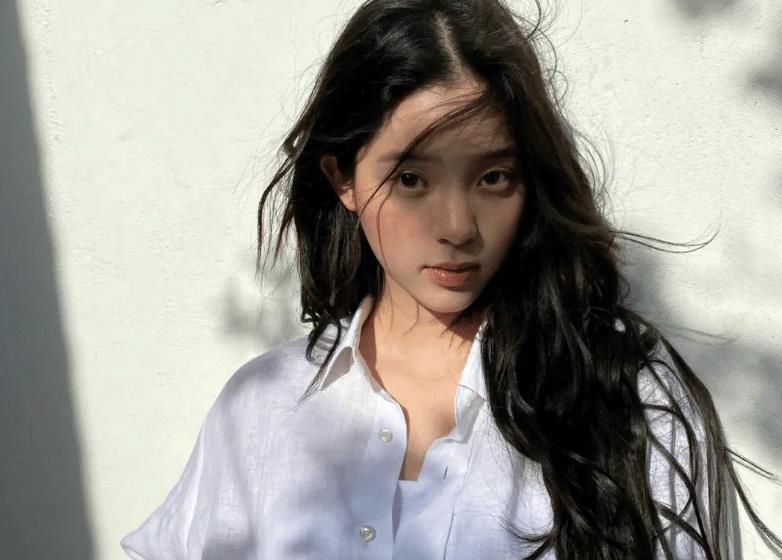 23岁的欧阳娜娜在海滩上穿着内衣露出身材的照片浮出水面。