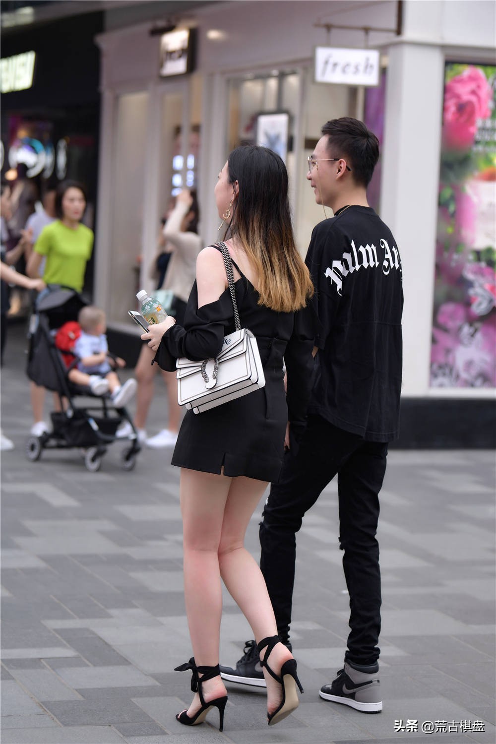 夏天的凉鞋这样搭配好看又高级 (夏天凉鞋的5种搭配美得优雅高级)