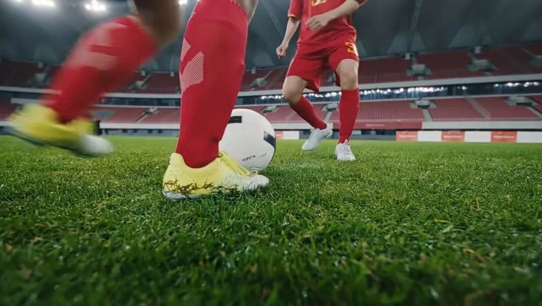 足球踢得远靠哪的力量,足球场上任何位置都能踢