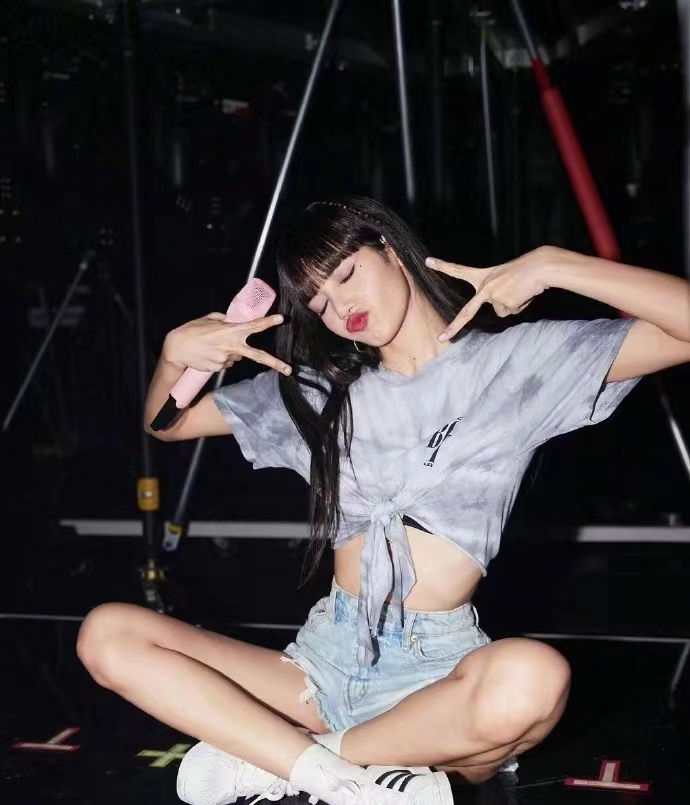 当红女星疯马夜总会跳脱衣舞是艺术？