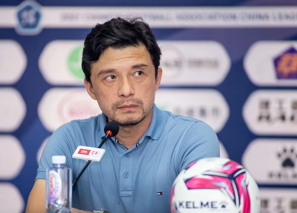 大连人后防两次送礼谢晖场边暴怒,谢晖曾效力于德乙哪一支队伍