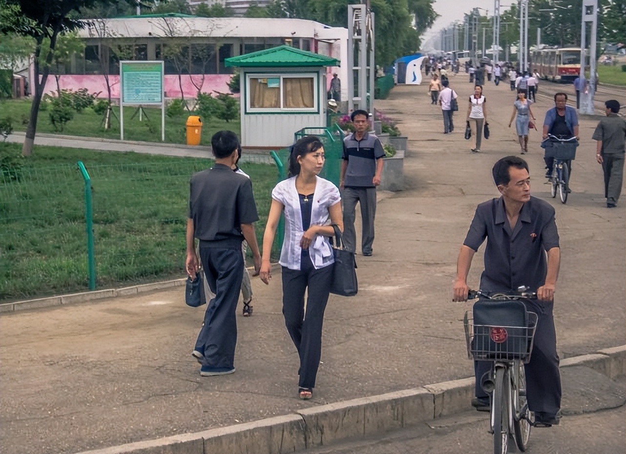 朝鲜女人喜欢名牌包，男人喜欢抽名牌香烟