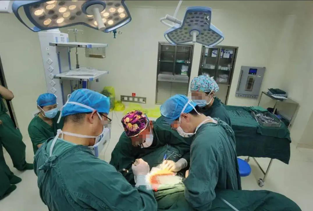 800万胸部整形,女子花27万做整形胸部