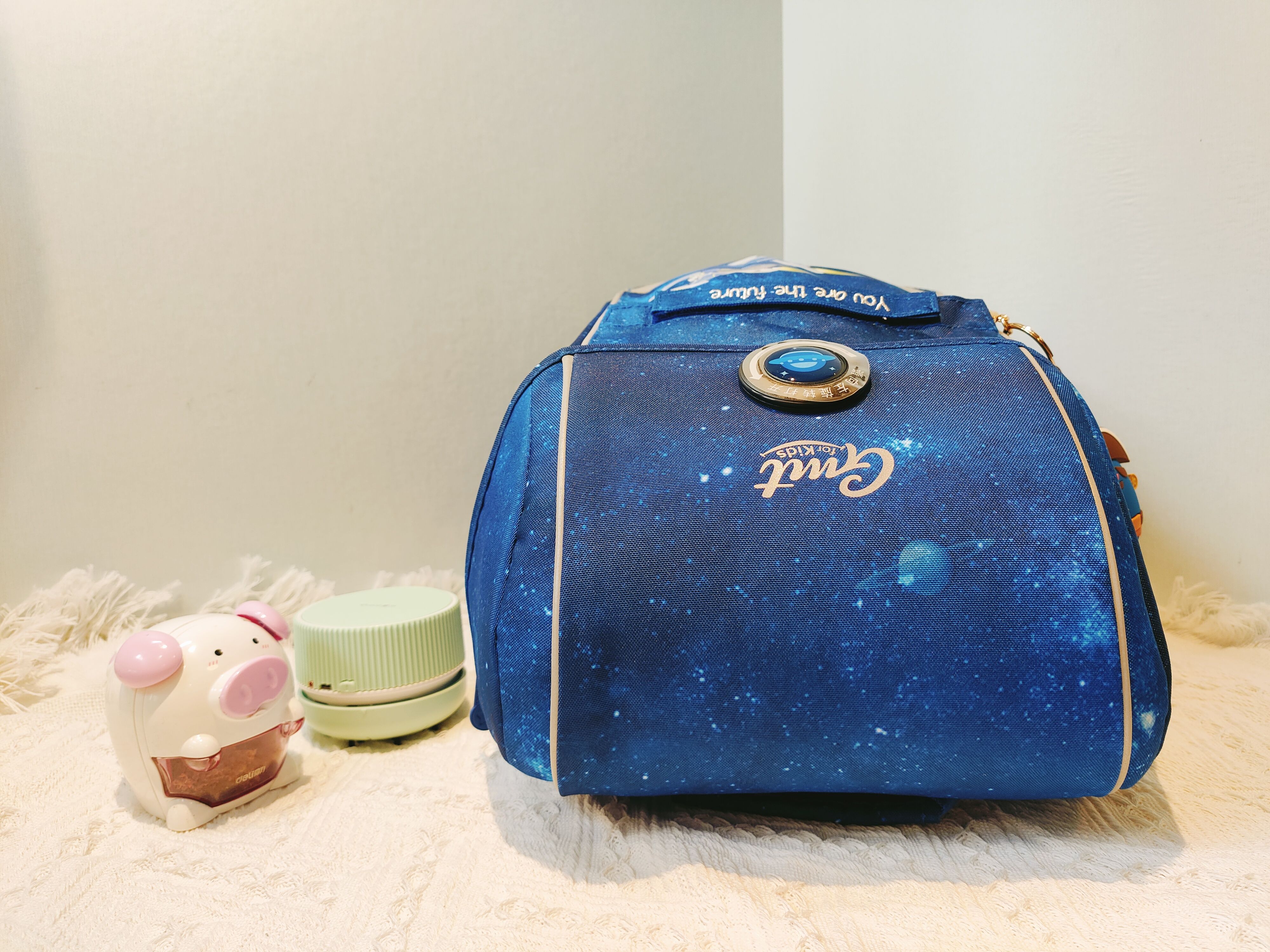 既轻便又实用的小学生书包,学生单肩书包推荐简单