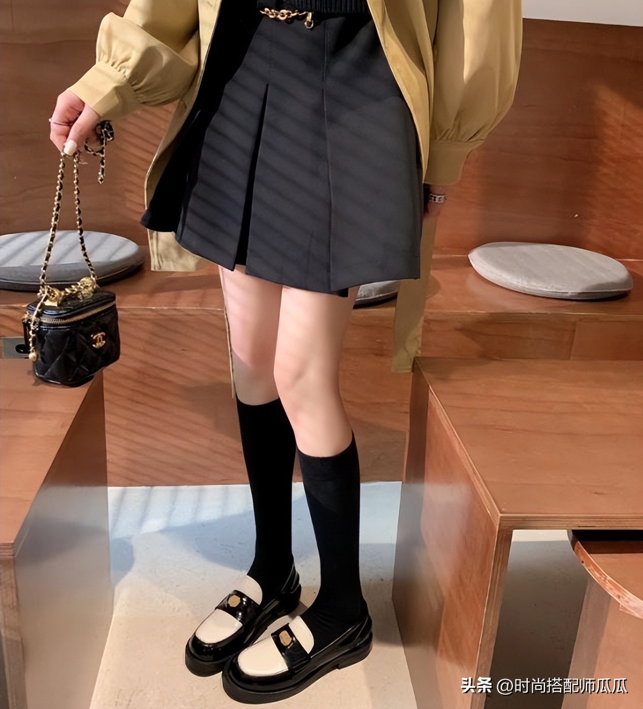 扔掉你的小白鞋吧,过时了!满街都是“乐福鞋+短袜”,特洋气