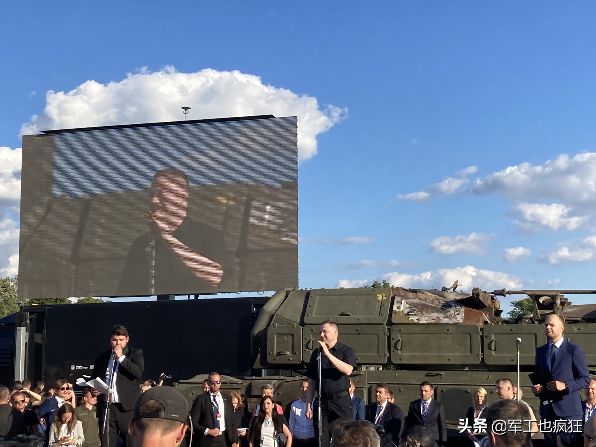 俄罗斯废旧*器武**在捷克展出，法国人意外躺枪遭鄙视