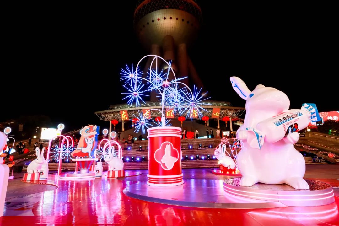 上海游客豫园观赏新年灯会,正月十五元宵节上海哪里有灯会