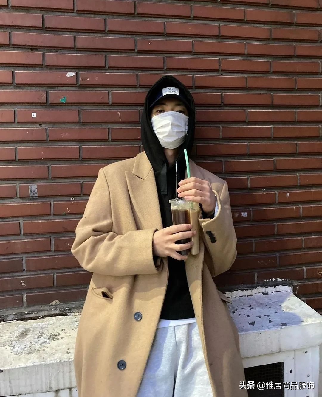 男士黑色大衣内搭什么颜色打底,男士穿大衣怎么搭配裤子和鞋子