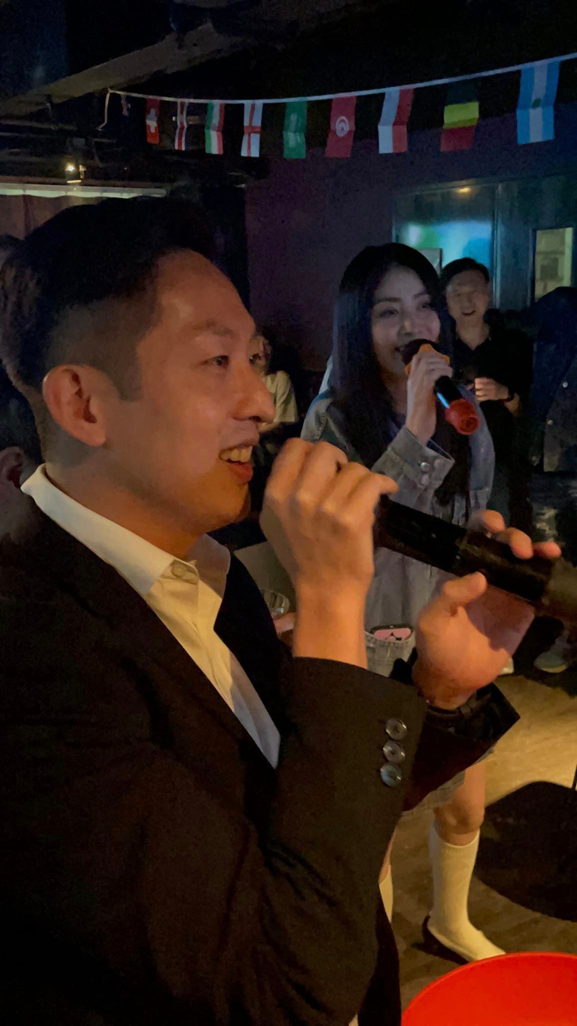 50岁陈慧琳现身酒吧,陈慧琳近照短裙配丝带鞋