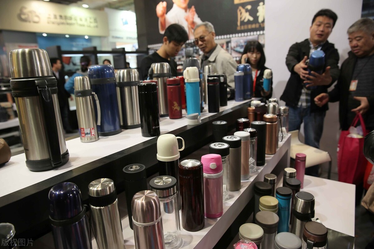 19种保温杯遭央视曝光！重金属超标热水进“毒水”出，家长需谨慎