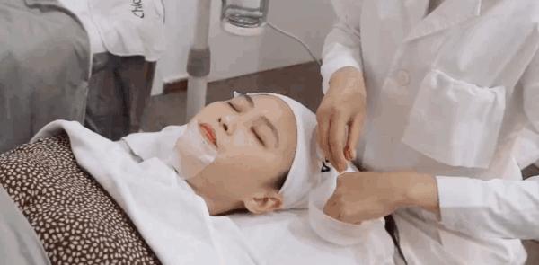 鼻子上摸起来刺刺的,鼻子上挤出的白色细条是什么东西