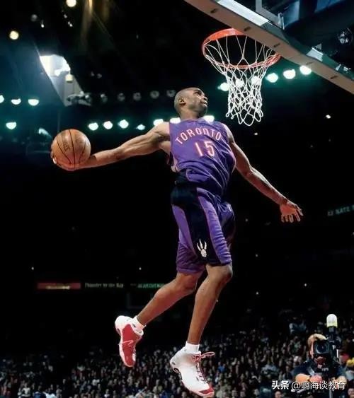 大学生校园打篮球扣爆篮板,在学校打篮球扣碎篮板怎么办