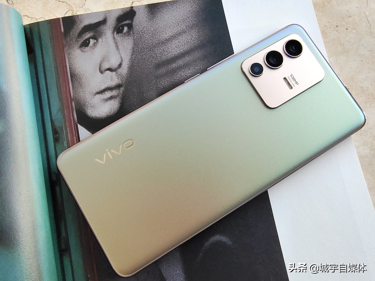 王牌7热播，宋亚轩手中的vivoS12Pro怎么样？