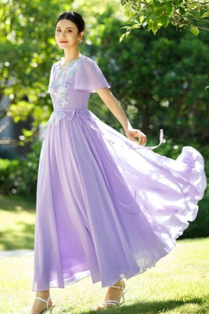 狮子座女生适合穿什么颜色的衣服,狮子座适合穿什么颜色的衣服女生