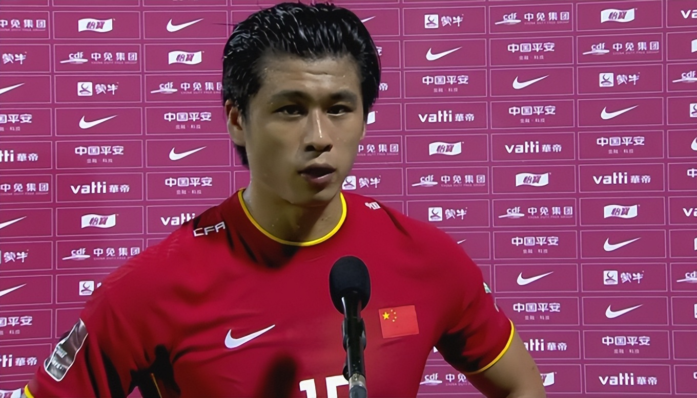 张玉宁停球给武磊,武磊进球张玉宁