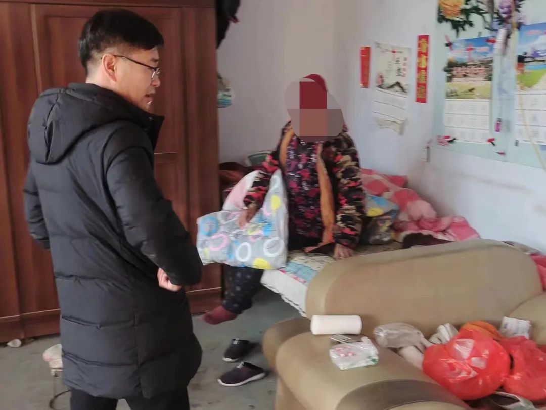 情系老人温暖晚年,情系贫困户冬日送温暖