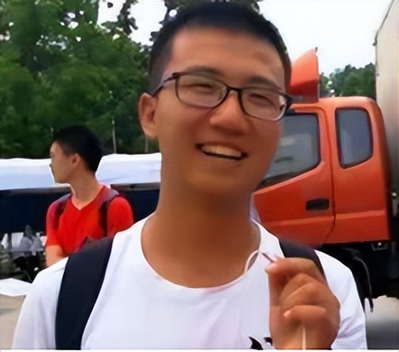 狂妄考生，考场外大放厥词“垃圾题别想阻止我打工”，现一语成真