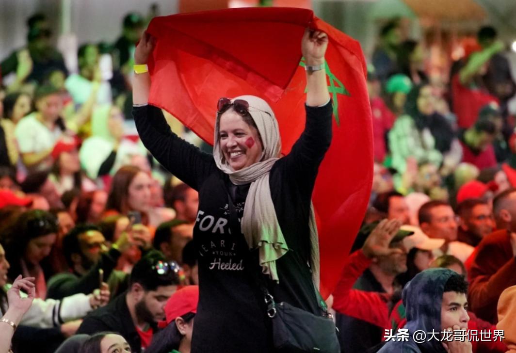 中国人何时能看到这一天，这国足球创历史，人们涌上街头庆祝