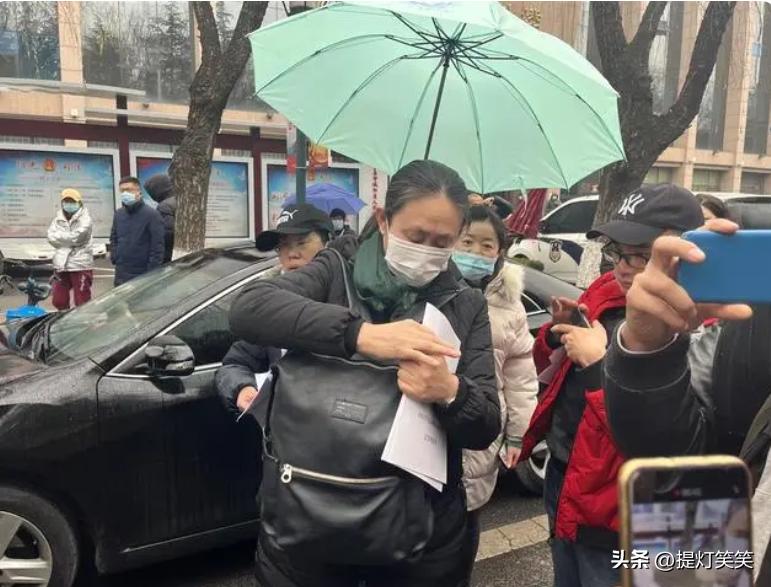 江歌母亲收到多少赔偿,江歌母亲下跪道歉