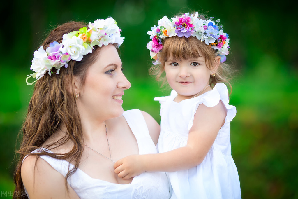 孩子内向不爱说话如何指引,女儿内向胆小不爱说话怎么引导