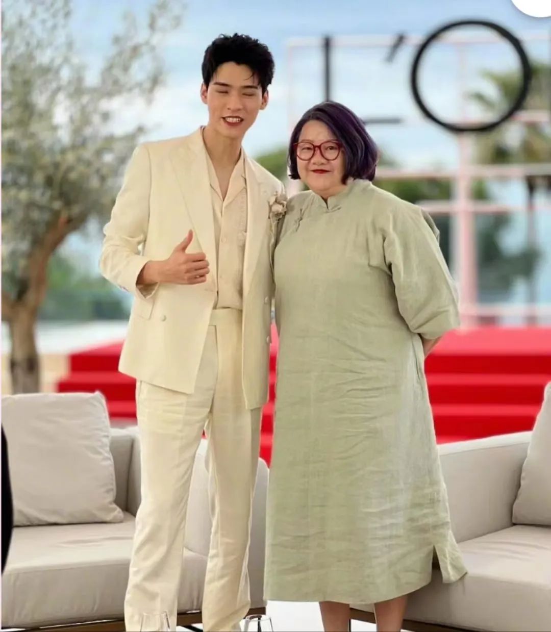 洪晃晒和龚俊闭眼合照被粉丝围攻,洪晃朱一龙龚俊