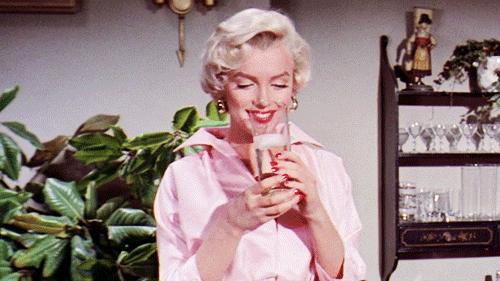 肯尼迪喜欢赫本还是玛丽莲梦露,梦露肯尼迪赫本是同时期的恋人吗