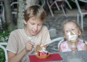 吃雪糕太快为什么头疼,雪糕吃太多太快或引头痛