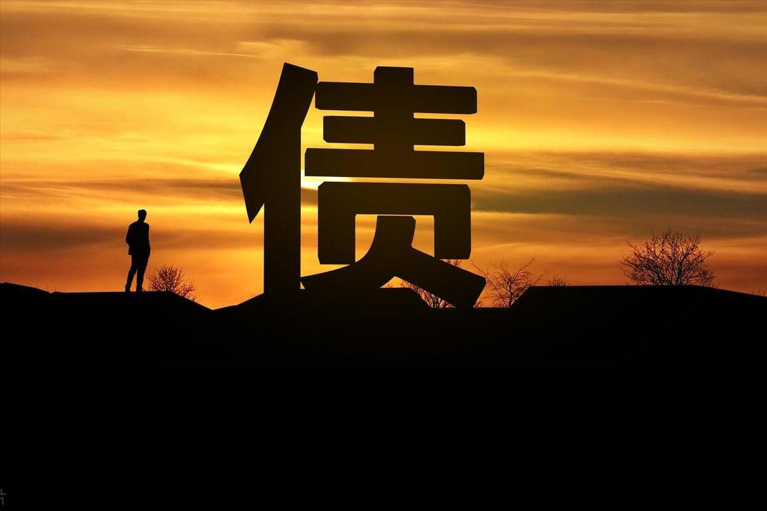 老人把房子卖了给儿子还债,老人为农村孤儿卖房