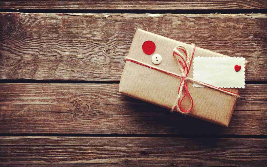 拿保单做礼物也好，用光做项链也罢，有些人还真不配读懂这份浪漫