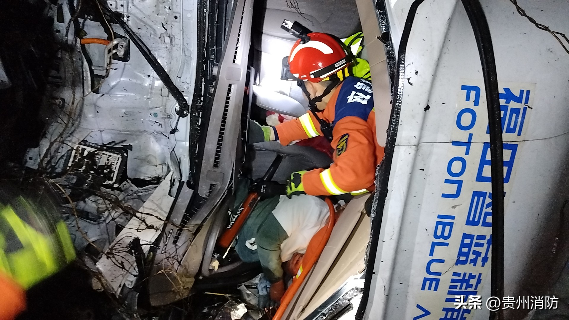 大货车高速被追尾消防成功救援,四车追尾一人被困消防及时救援