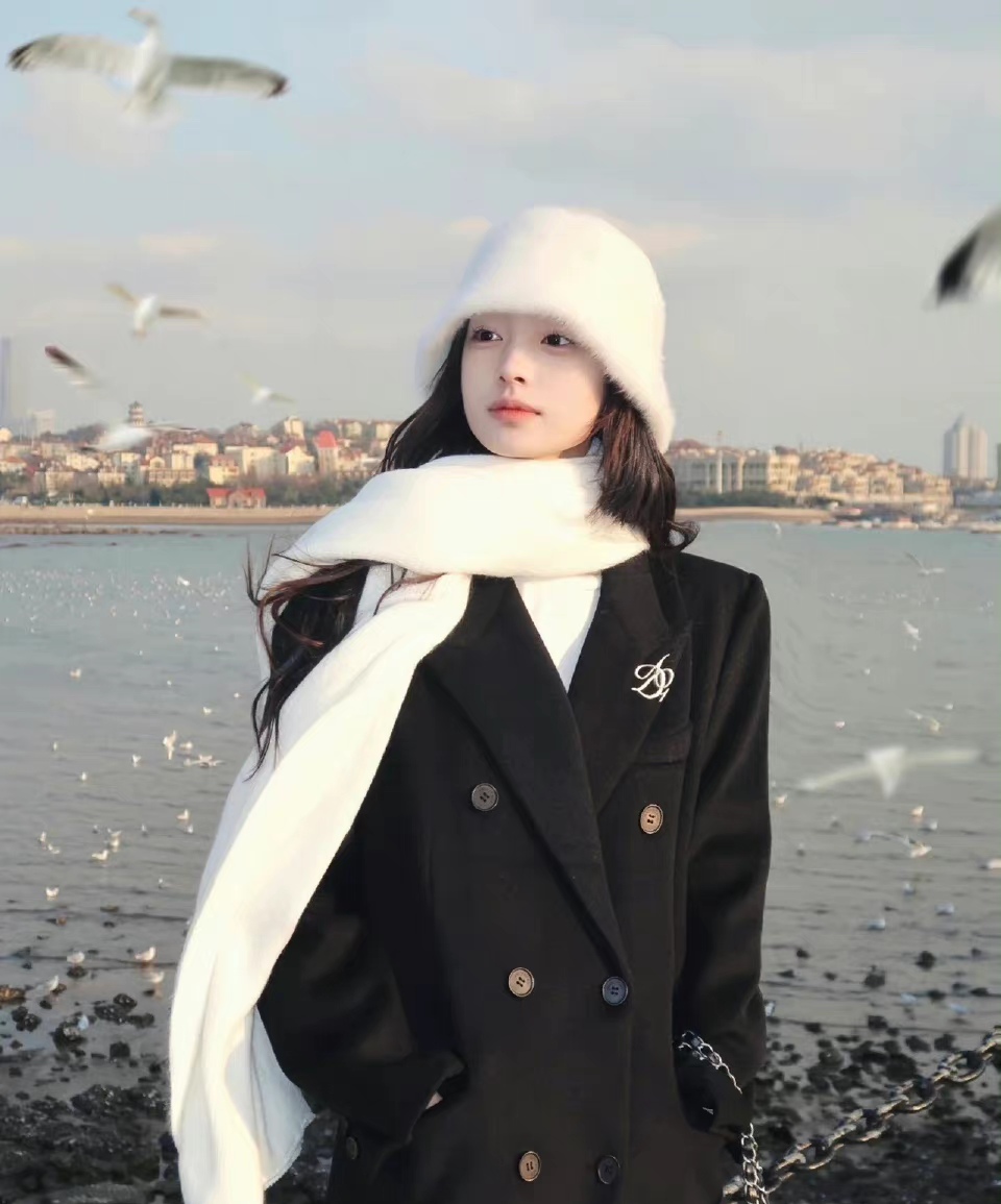 这是我见过最好看的“方脸美女”，甜美又贵气，很像归国的小公主