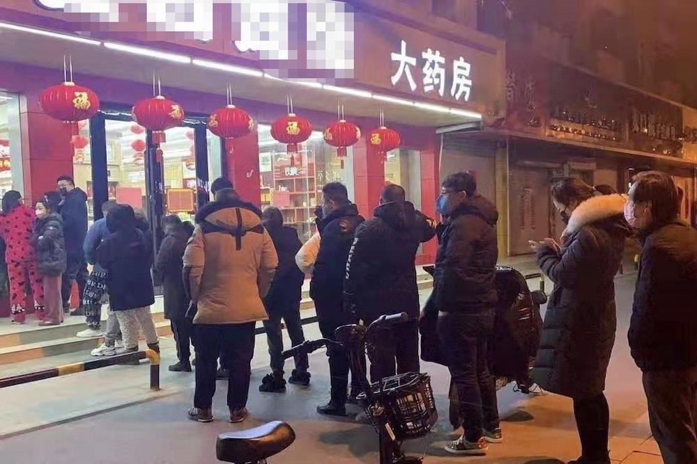 该打！中国“黄牛”从法国收辉瑞新冠药，价格翻几倍在国内销售