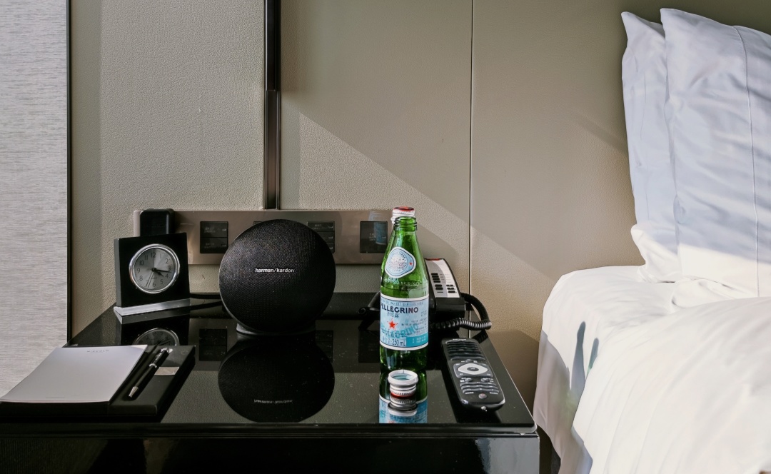 宾馆酒店房间都标配的音箱,顶级酒店房间里的音响