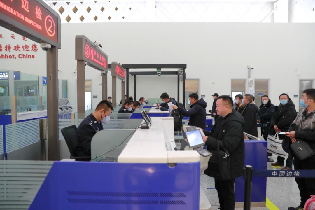 内蒙古首架入境“不隔离”航班平稳降落